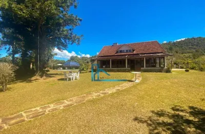 Casa com terreno plano de 1350 m², 4 dormts.(1 suíte) e lazer privativo - 15 minutos do centro de teresópolis.