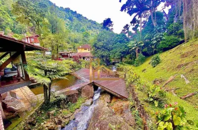 Casa com 4 dormitórios e terreno de 3165m² com piscina natural e casa de hospedes à venda, 300m² parque do ingá - teresópolis/rj