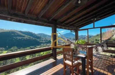 Casa ampla com 5 quartos sendo 2 suítes com vista perene para o golfe em teresópolis-rj