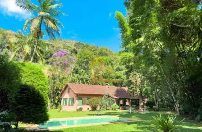Casa linear com 6 quartos sendo 4 suítes e lazer privativo - apenas 15 minutos do centro de teresópolis!