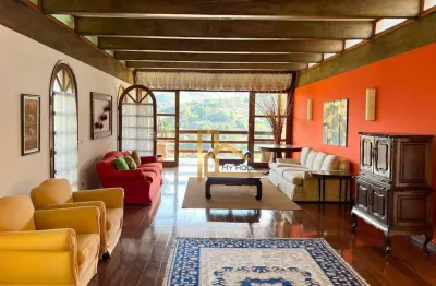 Casa com 4 suítes, vista livre para as montanhas e lazer completo - a 12 minutos do centro de teresópolis
