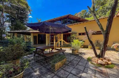 Casa linear com 3 suítes e área de lazer privativo - à 20 min. do centro de teresópolis