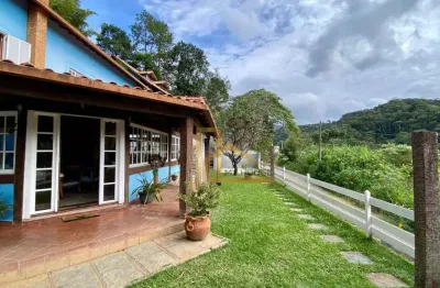 Casa com 5 dormitórios sendo 2 suítes à venda, 220 m² por r$ 990.000 - golfe - teresópolis/rj