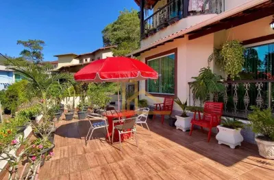Aconchegante casa com 3 quartos em condomínio clube, com vista perene para a mulher de pedras em vargem grande teresópolis-rj.