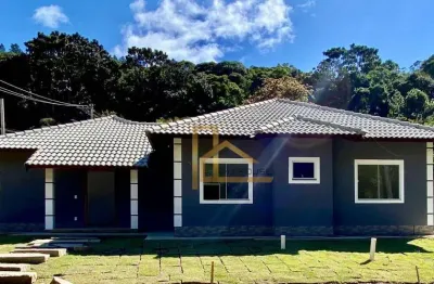 Casa linear com 3 quartos, suíte e quintal a venda em albuquerque - teresópolis-rj.