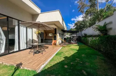 Casa linear com 3 suítes, terreno plano e área de lazer privativa no green valley - teresópolis