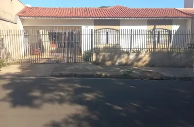 Casa de laje contendo 4  quartos/ suíte   bairro jardim américa.