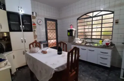 Casa de alvenaria c terreno c area 300m2 bairro jardim copacabana.