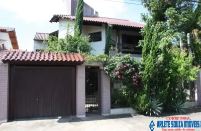 Sobrado de fino acabamento, com 320m² em localização nobre de esteio.