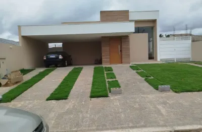 Alugo linda casa térrea com 3 dormitórios sendo 1 suíte