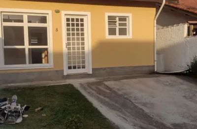 Inda casa 100% térrea com 3 dormitórios, sendo 1 suíte, quintal espaçoso nos fundos e corredor lateral. ambiente seguro e aconchegante em condomínio fechado com total segurança.