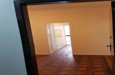 Apartamneto emsanta tresa, 3 dormitórios,2 banheiros e 80 metros quadrados.