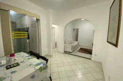 Amplo apartamento de 2 quartos + dependência no bairro de fátima centro do rio