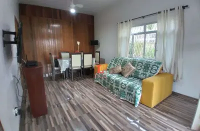 Casa com 3 quartos, garagem com espaço para 3 carros e churrasqueira 100 m²