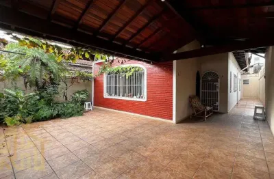 Casa térrea - isolada e mobiliada - 03 dormitórios (01 suíte) -  edícula com churrasqueira - 03 vagas de garagem - ocian praia grande