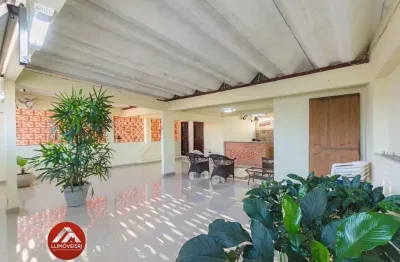 Casa no parque colonial. 3 quartos com 2 suítes, terração com churrasqueira