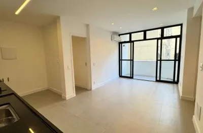 Copacabana com 2 quartos, sendo 1 suíte. varanda e todo reformado.