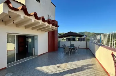 Cobertura com 245m a venda, 4 quartos sendo 1 suíte e 1 dependência. linear.