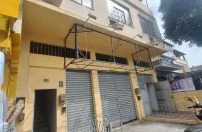Amplo terreno com 1 loja, 3 salas comerciais com terraço, 1 casa com 2 quartos.