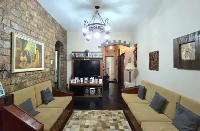 Casa a venda, um com 3 quartos e nos fundos um quarto e sala. terreno e vaga.