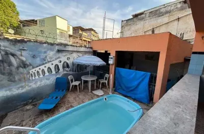 Casa com piscina e churrasqueira. terração e quintal coberto. duque de caxias.