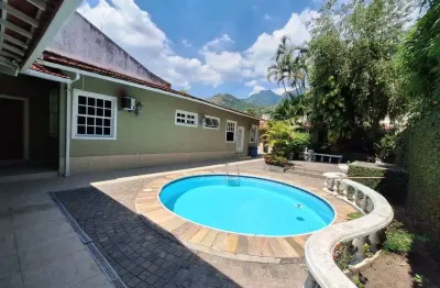 Bosque dos Esquilos, 4 suítes, Salão, Ampla cozinha, 4 vagas, Piscina, Gourmet.