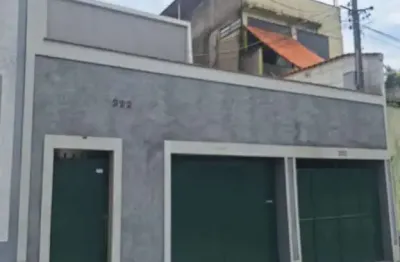 Casa na Rua Cacequi, 2 ótimos quartos, ampla sala e cozinha e terraço enorme.