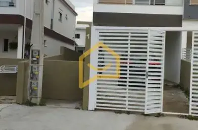 Linda casa no campeche, 3 dormitórios, sendo uma suíte, casa nova.