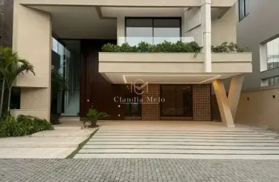 Casa de Alto Padrão à Venda com Arquitetura Moderna e Excelente Iluminação Natural
