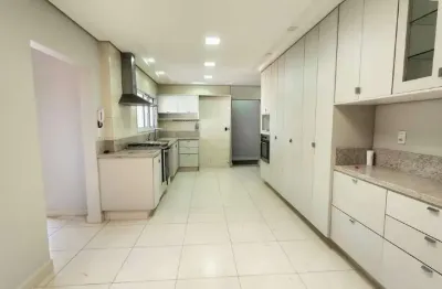 Residência espaçosa em uma das melhores avenidas da cidade!