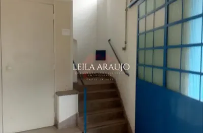 1° pavimento : 1 salão / 2 banheiros / - 2 ° pavimento : 4 salas /4 banheiros /1 antisala.