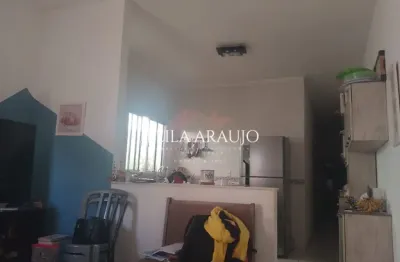 Casa com 3 dormitórios sendo uma suíte com closet, portão automático.