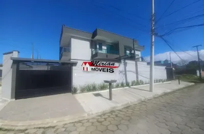 Lindo sobrado 02 dormitórios (1 suíte com closet), sala 2 ambientes, cozinha, 02 wc, 02 vagas, piscina, churrasqueira