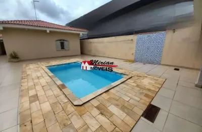 Casa térrea dos sonhos à venda no centro de peruíbe! 3 dts (1 suíte), sala 2 ambientes, cozinha, edícula, churrasqueira, piscina, 2 vagas