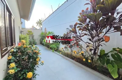 casa sobrado  a venda em Peruibe 4 quartos sendo 2 suites piscina pertinho da praia