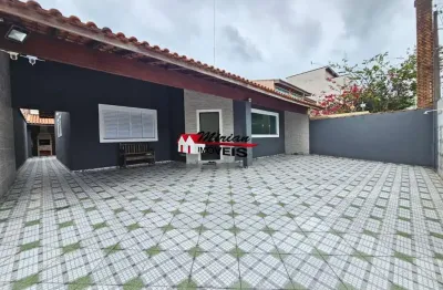 Linda casa com 3 suítes,  sala 2 ambientes, edícula, churrasqueira - 100mts da praia