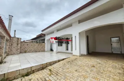 Casa térrea 3 dts, sala 2 ambientes, cozinha, amplo quintal, 3 vagas - 500mts da praia