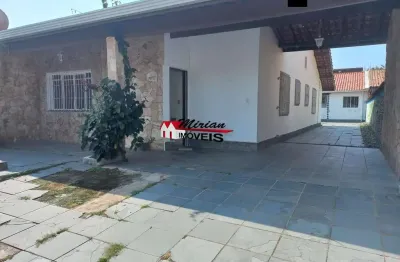 Casa térrea 02 dormitórios (1 suíte), edícula completa, churrasqueira, 6 vagas - 500mts da praia