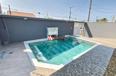 Casa com piscina a venda em bairro nobre a 600 metros do mar em peruíbe