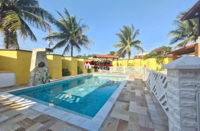 Belo sobrado com piscina e jardim próximo ao mar em bairro nobre de peruíbe