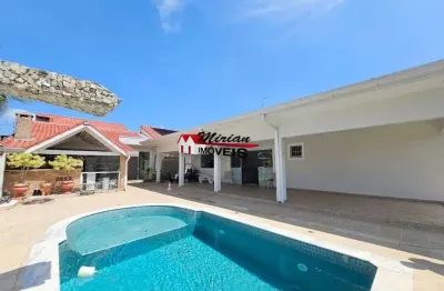 Belíssima casa a venda  em peruíbe com 6 dormitórios sendo 5 suites, piscina apenas 500 metros da praia