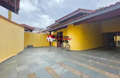 Ótima casa 03 dormitórios, 03 vagas - bairro nobre - 250 mts da praia