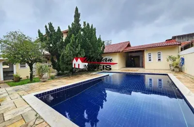 Sobrado a venda em peruibe, 4 suites 5 quartos piscina 2 lotes apenas 400 metros da praia