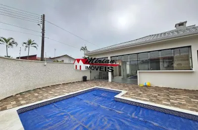 Casa a venda em peruibe, com fino acabamento, piscina em bairro nobre apenas 400 metros da praia