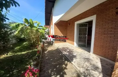 Ótima casa, 03 dormitórios, localizado em bairro nobre - 600 mts da praia