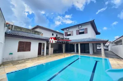 Sobrado 4 dormitórios sendo 2 suites, com piscina 200 metros da praia com 415 m2 de terreno