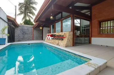 Casa com piscina  a 100 metros praia em bairro nobre de peruíbe