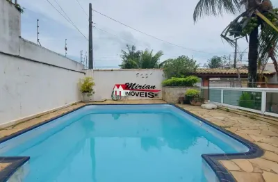 Casa a venda em bairro residencial a 500 metros do mar  com piscina