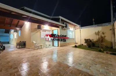 Imperdível oportunidade de compra com piscina : casa de 3 quartos com suíte, 2 salas, 3 banheiros e 4 vagas no jardim marcia, peruíbe-sp