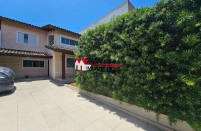 Sobrado com piscina para venda em peruibe. 4 dormitórios sendo 2 suítes, sala de estar para 2 ambientes, mezanino, pé direito duplo, cozinha bem ilumi